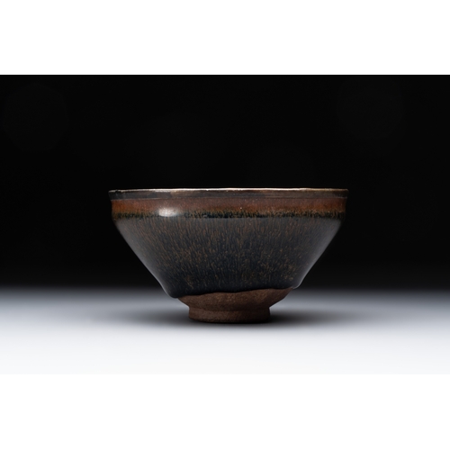 210 - A Chinese Jian 'Hare Fur' tea bowl, SongDia.: 12,5 cm - H.: 6,8 cm
Condition reports and additional ... 