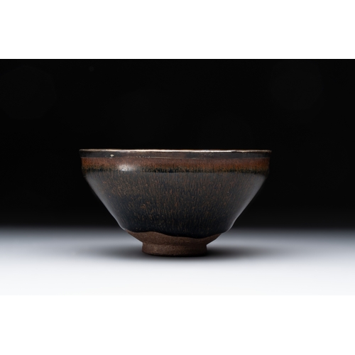 210 - A Chinese Jian 'Hare Fur' tea bowl, SongDia.: 12,5 cm - H.: 6,8 cm
Condition reports and additional ... 