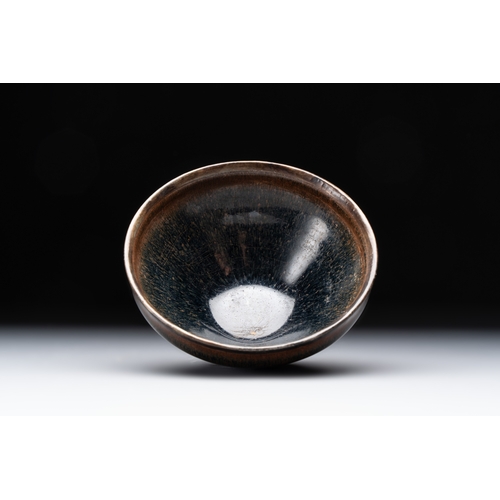 210 - A Chinese Jian 'Hare Fur' tea bowl, SongDia.: 12,5 cm - H.: 6,8 cm
Condition reports and additional ... 