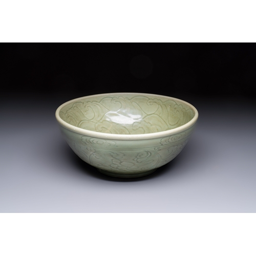 216 - A large Chinese Longquan celadon 'Floral' bowl, MingDia.: 29,2 cm - H.: 12,7 cm
Provenance:- An impo... 