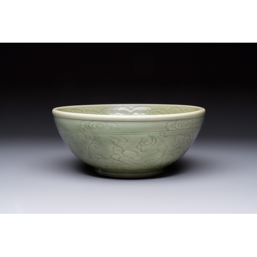 216 - A large Chinese Longquan celadon 'Floral' bowl, MingDia.: 29,2 cm - H.: 12,7 cm
Provenance:- An impo... 