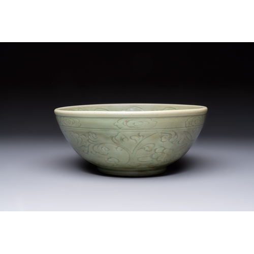 216 - A large Chinese Longquan celadon 'Floral' bowl, MingDia.: 29,2 cm - H.: 12,7 cm
Provenance:- An impo... 