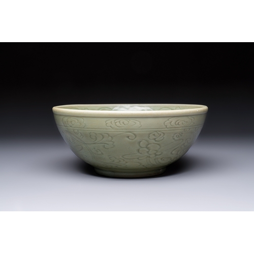 216 - A large Chinese Longquan celadon 'Floral' bowl, MingDia.: 29,2 cm - H.: 12,7 cm
Provenance:- An impo... 