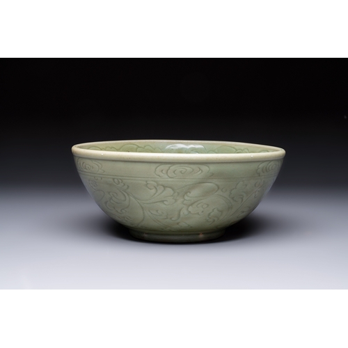 216 - A large Chinese Longquan celadon 'Floral' bowl, MingDia.: 29,2 cm - H.: 12,7 cm
Provenance:- An impo... 
