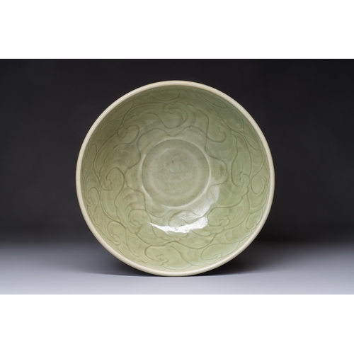 216 - A large Chinese Longquan celadon 'Floral' bowl, MingDia.: 29,2 cm - H.: 12,7 cm
Provenance:- An impo... 