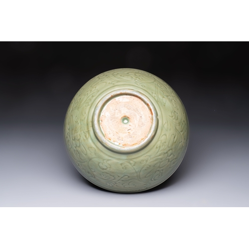 216 - A large Chinese Longquan celadon 'Floral' bowl, MingDia.: 29,2 cm - H.: 12,7 cm
Provenance:- An impo... 