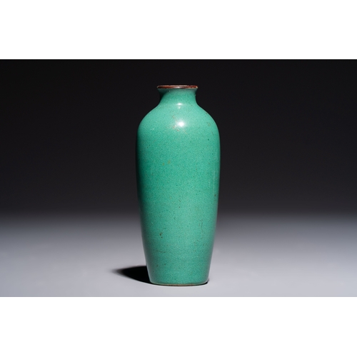 225 - A Chinese Swatow green-glazed vase, 19th C.H.: 13,8 cm

Condition reports and additional high-resolu... 
