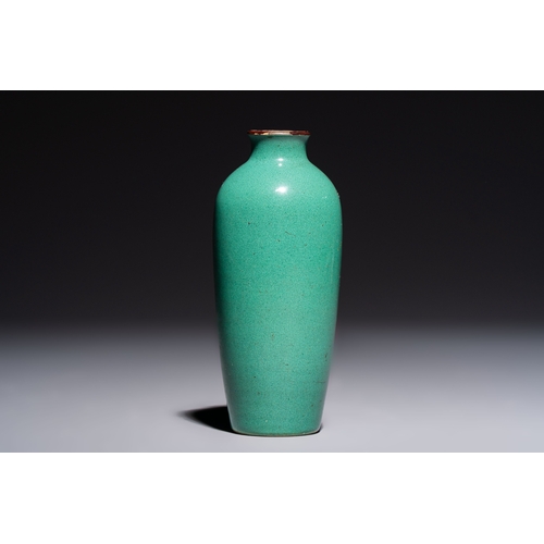 225 - A Chinese Swatow green-glazed vase, 19th C.H.: 13,8 cm

Condition reports and additional high-resolu... 