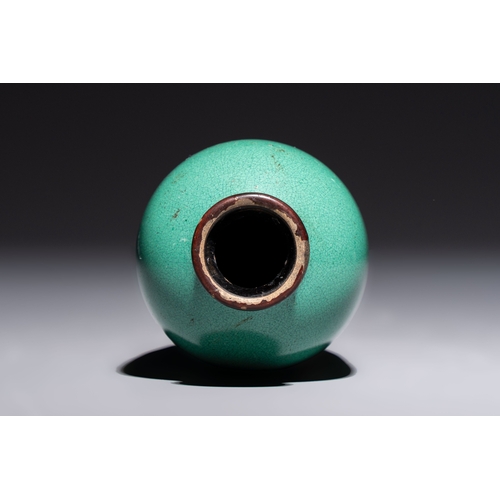 225 - A Chinese Swatow green-glazed vase, 19th C.H.: 13,8 cm

Condition reports and additional high-resolu... 