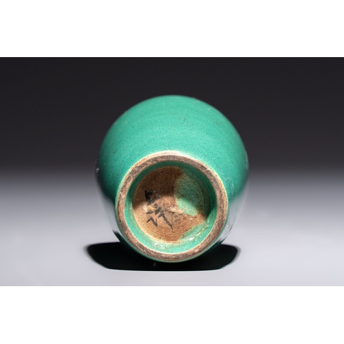 225 - A Chinese Swatow green-glazed vase, 19th C.H.: 13,8 cm

Condition reports and additional high-resolu... 