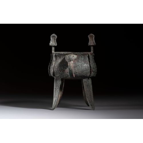 241 - A Chinese archaic bronze wine vessel with owl design, Jia, late ShangH.: 25,8 cmWeight: 2365 gramsCo... 