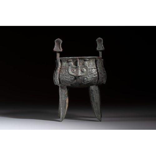 241 - A Chinese archaic bronze wine vessel with owl design, Jia, late ShangH.: 25,8 cmWeight: 2365 gramsCo... 
