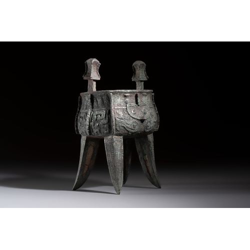 241 - A Chinese archaic bronze wine vessel with owl design, Jia, late ShangH.: 25,8 cmWeight: 2365 gramsCo... 