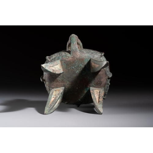 241 - A Chinese archaic bronze wine vessel with owl design, Jia, late ShangH.: 25,8 cmWeight: 2365 gramsCo... 