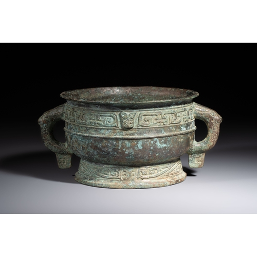 243 - An inscribed Chinese archaic bronze food vessel, Gui, Western ZhouH.: 11,5 cm 
Weight: 2170 grams
Pr... 