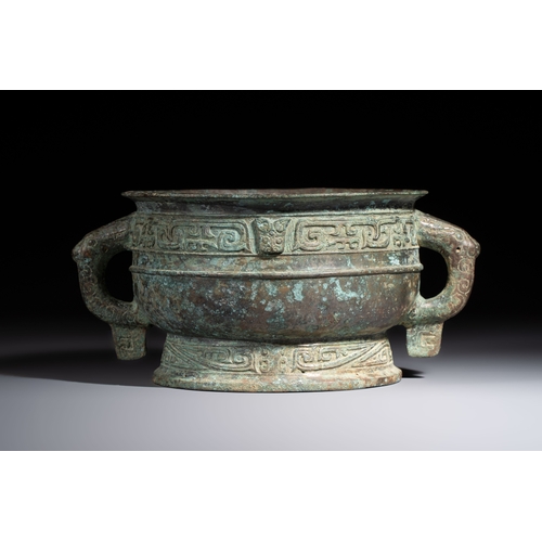 243 - An inscribed Chinese archaic bronze food vessel, Gui, Western ZhouH.: 11,5 cm 
Weight: 2170 grams
Pr... 