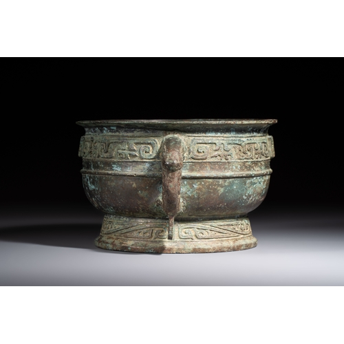 243 - An inscribed Chinese archaic bronze food vessel, Gui, Western ZhouH.: 11,5 cm 
Weight: 2170 grams
Pr... 