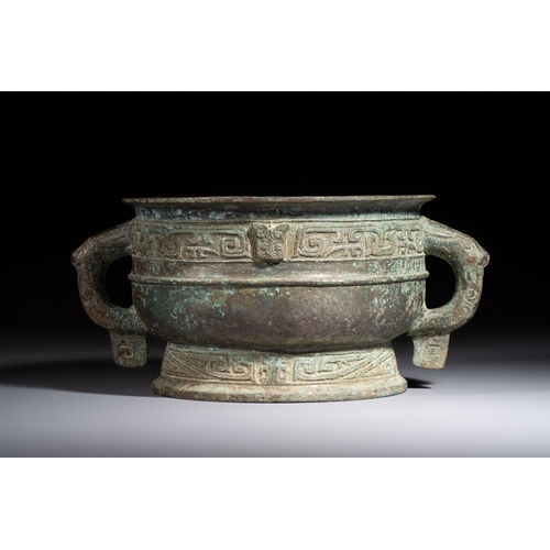 243 - An inscribed Chinese archaic bronze food vessel, Gui, Western ZhouH.: 11,5 cm 
Weight: 2170 grams
Pr... 