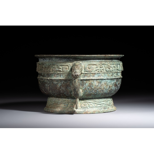 243 - An inscribed Chinese archaic bronze food vessel, Gui, Western ZhouH.: 11,5 cm 
Weight: 2170 grams
Pr... 