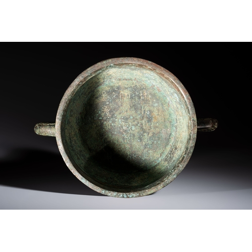 243 - An inscribed Chinese archaic bronze food vessel, Gui, Western ZhouH.: 11,5 cm 
Weight: 2170 grams
Pr... 