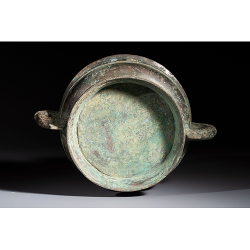 243 - An inscribed Chinese archaic bronze food vessel, Gui, Western ZhouH.: 11,5 cm 
Weight: 2170 grams
Pr... 