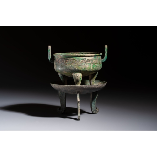 245 - An inscribed Chinese archaic bronze food vessel and stand, You Pan Ding, Western ZhouH.: 20,5 cm
Wei... 