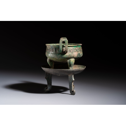 245 - An inscribed Chinese archaic bronze food vessel and stand, You Pan Ding, Western ZhouH.: 20,5 cm
Wei... 