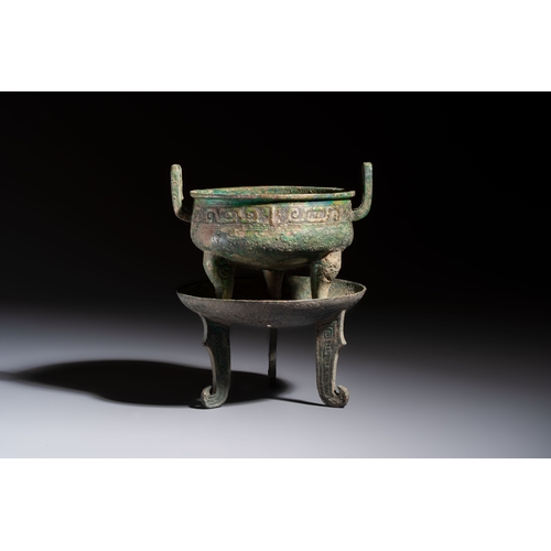 245 - An inscribed Chinese archaic bronze food vessel and stand, You Pan Ding, Western ZhouH.: 20,5 cm
Wei... 