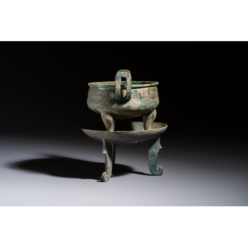 245 - An inscribed Chinese archaic bronze food vessel and stand, You Pan Ding, Western ZhouH.: 20,5 cm
Wei... 