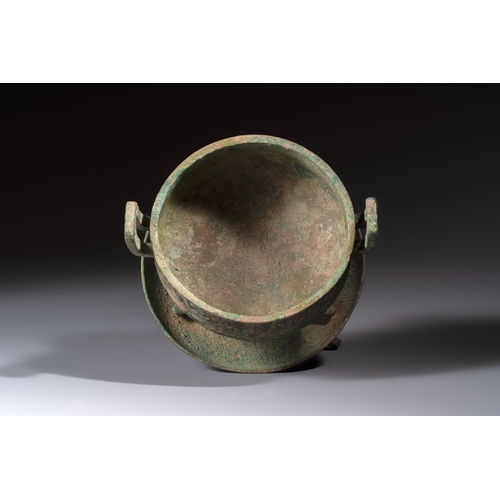 245 - An inscribed Chinese archaic bronze food vessel and stand, You Pan Ding, Western ZhouH.: 20,5 cm
Wei... 