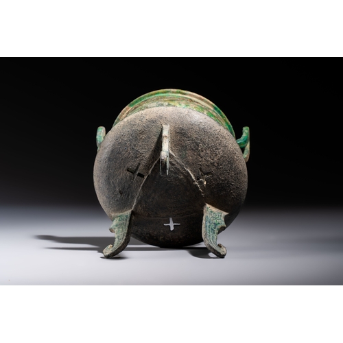 245 - An inscribed Chinese archaic bronze food vessel and stand, You Pan Ding, Western ZhouH.: 20,5 cm
Wei... 