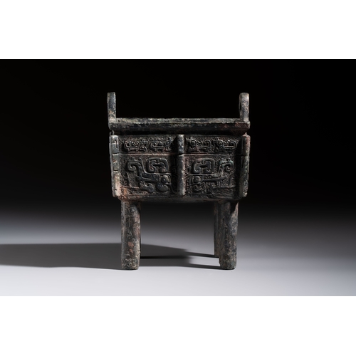 246 - An inscribed Chinese archaic bronze food vessel with Taotie design, Ding, Western ZhouDim.: 16,3 x 1... 