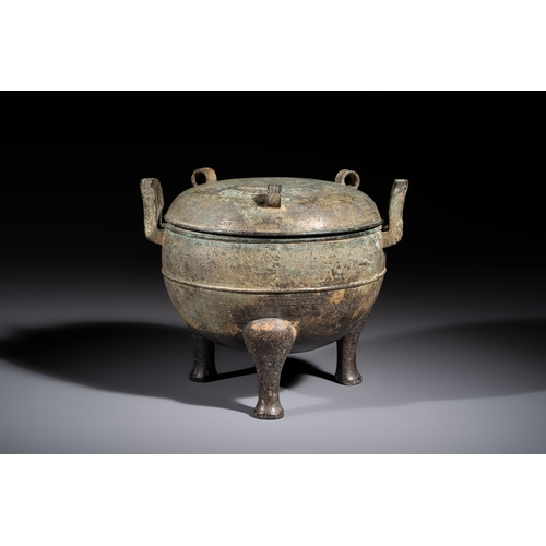 247 - A Chinese archaic bronze tripod food vessel and cover, Ding, Eastern ZhouH.: 18,5 cm 
Weight: 1250 g... 