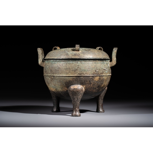 247 - A Chinese archaic bronze tripod food vessel and cover, Ding, Eastern ZhouH.: 18,5 cm 
Weight: 1250 g... 
