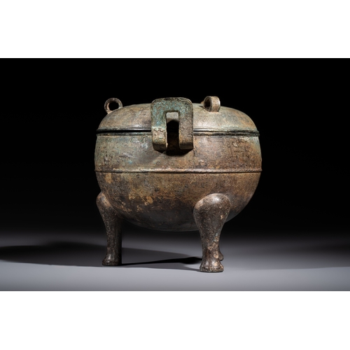 247 - A Chinese archaic bronze tripod food vessel and cover, Ding, Eastern ZhouH.: 18,5 cm 
Weight: 1250 g... 