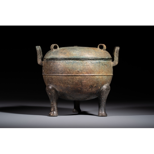247 - A Chinese archaic bronze tripod food vessel and cover, Ding, Eastern ZhouH.: 18,5 cm 
Weight: 1250 g... 