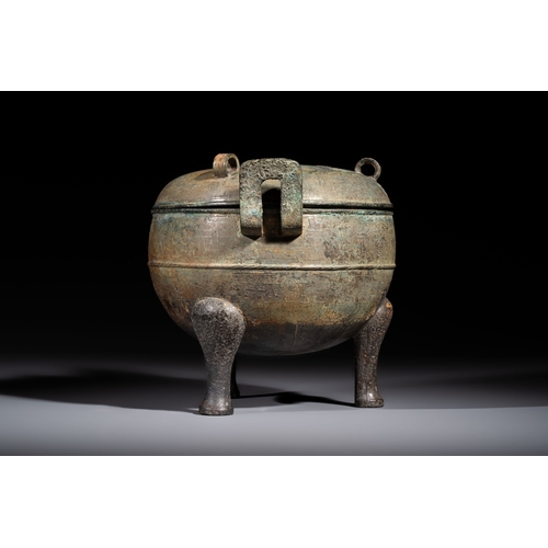 247 - A Chinese archaic bronze tripod food vessel and cover, Ding, Eastern ZhouH.: 18,5 cm 
Weight: 1250 g... 