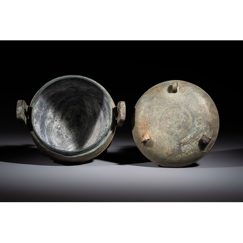 247 - A Chinese archaic bronze tripod food vessel and cover, Ding, Eastern ZhouH.: 18,5 cm 
Weight: 1250 g... 