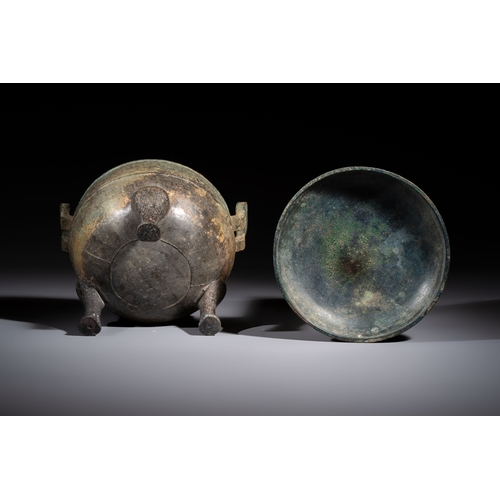 247 - A Chinese archaic bronze tripod food vessel and cover, Ding, Eastern ZhouH.: 18,5 cm 
Weight: 1250 g... 