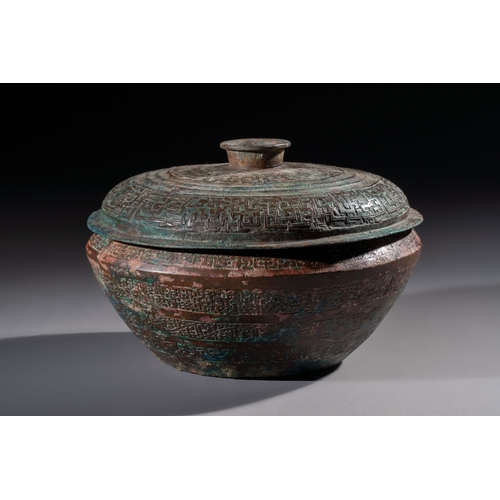 248 - A Chinese archaic bronze serving vessel and cover, Eastern Zhou/Spring and AutumnDia.: 22 cm - H.: 1... 