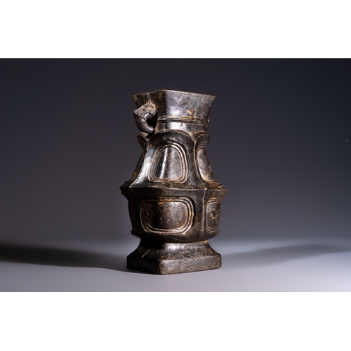 250 - A Chinese archaic bronze wine vessel, Hu, probably Western ZhouH.: 26,8 cm
Weight: 2515 grams
Proven... 