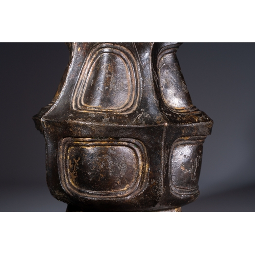250 - A Chinese archaic bronze wine vessel, Hu, probably Western ZhouH.: 26,8 cm
Weight: 2515 grams
Proven... 