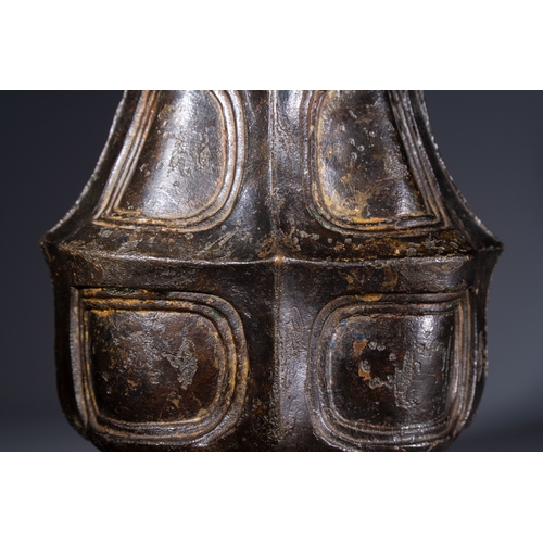 250 - A Chinese archaic bronze wine vessel, Hu, probably Western ZhouH.: 26,8 cm
Weight: 2515 grams
Proven... 