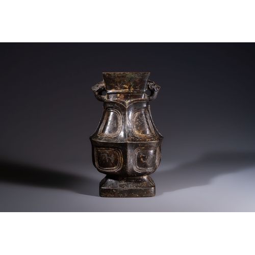 250 - A Chinese archaic bronze wine vessel, Hu, probably Western ZhouH.: 26,8 cm
Weight: 2515 grams
Proven... 