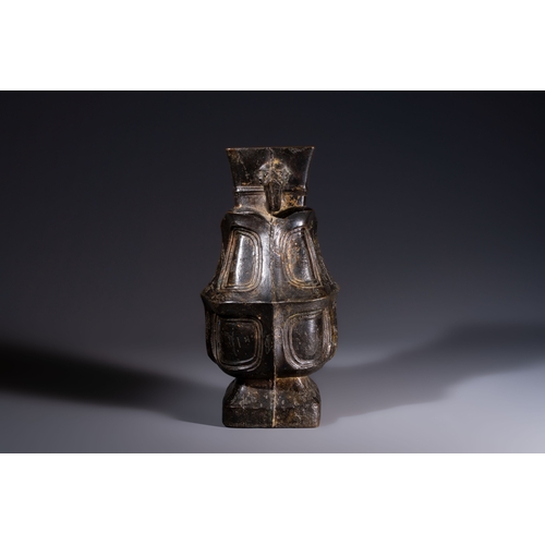 250 - A Chinese archaic bronze wine vessel, Hu, probably Western ZhouH.: 26,8 cm
Weight: 2515 grams
Proven... 
