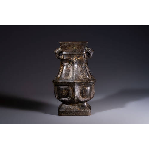 250 - A Chinese archaic bronze wine vessel, Hu, probably Western ZhouH.: 26,8 cm
Weight: 2515 grams
Proven... 