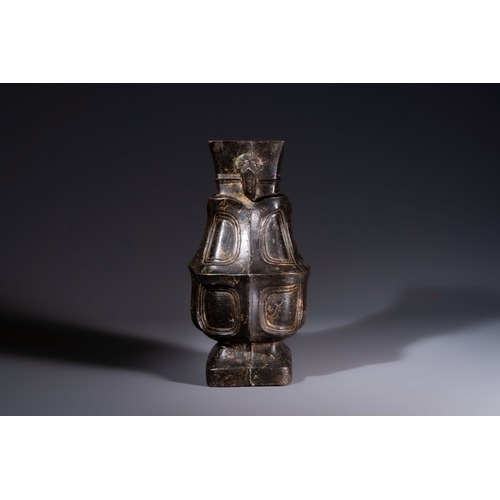 250 - A Chinese archaic bronze wine vessel, Hu, probably Western ZhouH.: 26,8 cm
Weight: 2515 grams
Proven... 