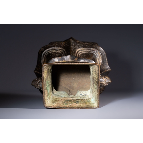 250 - A Chinese archaic bronze wine vessel, Hu, probably Western ZhouH.: 26,8 cm
Weight: 2515 grams
Proven... 