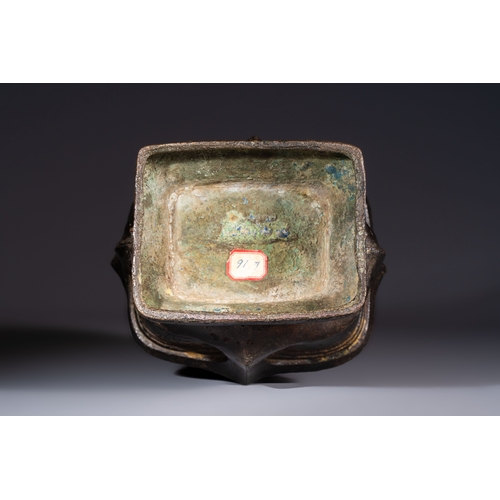 250 - A Chinese archaic bronze wine vessel, Hu, probably Western ZhouH.: 26,8 cm
Weight: 2515 grams
Proven... 