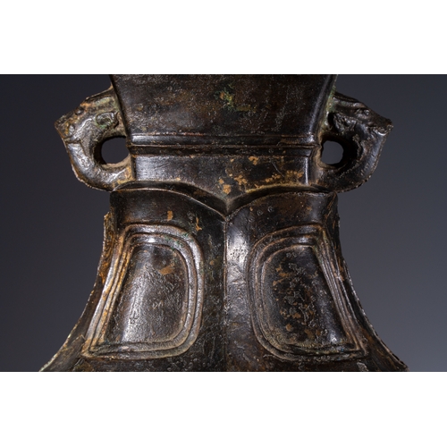 250 - A Chinese archaic bronze wine vessel, Hu, probably Western ZhouH.: 26,8 cm
Weight: 2515 grams
Proven... 